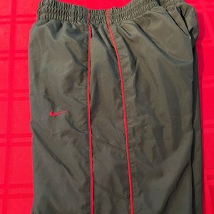 Mens Nike wind pants med, like new